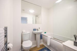 Isle View - Large Corner Balcony with Harbour Views