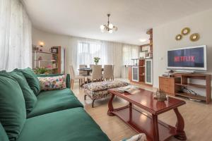 Aristocratic to the Sea Garden