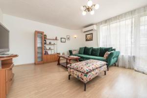 Aristocratic to the Sea Garden