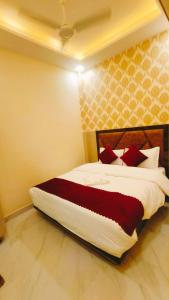Hotel Prakash Residency Gadowlia ! Varanasi - 400 Meters From Kashi-Vishwanath-Temple-And Ganga Ghat With-Lift-Wifi-Restaurant- Paid-Parking facilities-Newly Decorated Room- A Top Rated Premium Hotel in Varanasi