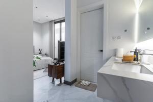 شقة مؤثثة بتصميم أنيق