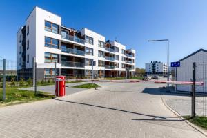 Modern Apartment with Parking and Balcony in Gdynia by Noclegi Renters