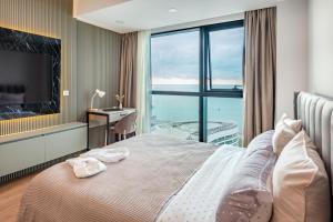 Oceanview Mood by Aesthaven