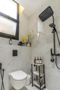 شقة مؤثثة بتصميم أنيق