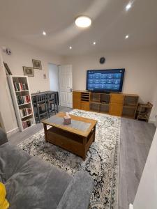 Ground-Floor Entire Apartment 1-Bedroom 1-Living Room & Private Garden