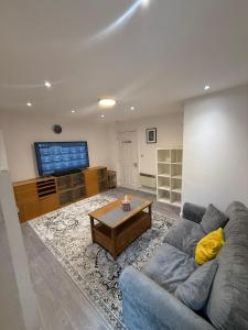 Ground-Floor Entire Apartment 1-Bedroom 1-Living Room & Private Garden