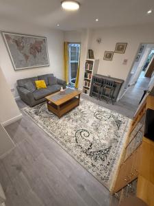 Ground Floor Apartment with Private Garden - Near Victoria Park