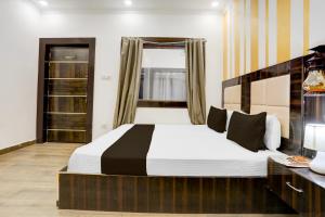 Collection O Khajuraho Central