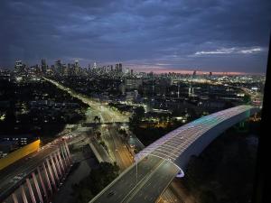 墨尔本 Top-Floor 2BR Apt, 270 deg Skyline, Free Parking 单人房 客房