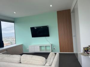 Top-Floor 2BR Apt, 270 deg Skyline, Free Parking