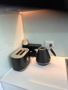 Top-Floor 2BR Apt, 270 deg Skyline, Free Parking