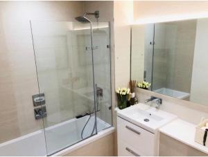 Beautiful 2 Bedroom Apartment, Moments from Notting Hill & Little Venice