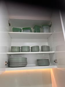 Top-Floor 2BR Apt, 270 deg Skyline, Free Parking