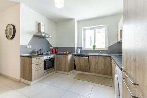 Modern 3BR w Terrace Near Beaches & Restaurants by QuickTrips