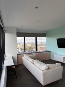 Top-Floor 2BR Apt, 270 deg Skyline, Free Parking