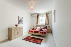 Modern 3BR w Terrace Near Beaches & Restaurants by QuickTrips