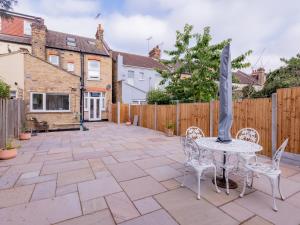 Pass the Keys Comfortable Flat with Patio Sleeps 4