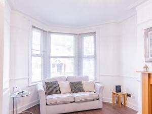 Pass the Keys Comfortable Flat with Patio Sleeps 4