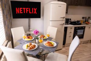 City Centre 2-BR Apt - Near NGH - Parking - NN1