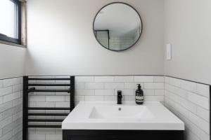 Luxury Cornish Cottage & Modern Cabin with Garden, Central St Agnes