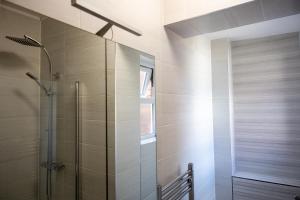 City Centre 2-BR Apt - Near NGH - Parking - NN1