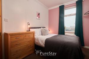 Spacious Bradford House with 4 bedrooms & 6 Beds by PureStay with Parking for 7 nights min!