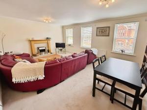 Spacious 3 bed Apt with parking near Harborne High Street