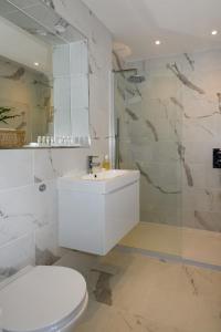 Luxury 2bed apartment with parking 5min walk to beach