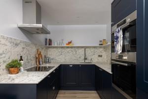 Luxury 2bed apartment with parking 5min walk to beach