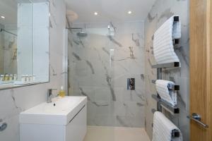 Luxury 2bed apartment with parking 5min walk to beach