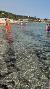 Casa con piscina, tennis e parco condominiali