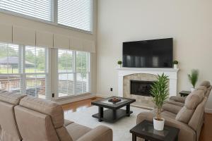 Lakefront Home for Families and Groups - Private Pool, BBQ, Paddle, Fishing