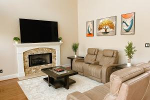 Lakefront Home for Families and Groups - Private Pool, BBQ, Paddle, Fishing