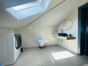 Квартира с террасой и видом на озеро в Стрезе