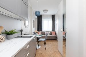 Modern studio AC Batorego by VAYA STAYS