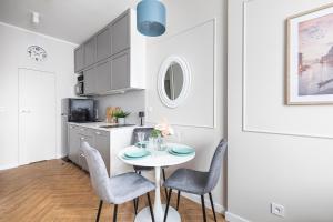 Modern studio AC Batorego by VAYA STAYS