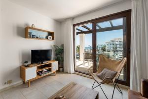 Beautiful Duquesa Harbour apt 2001