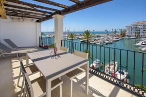 Beautiful Duquesa Harbour apt 2001