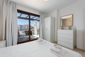 Beautiful Duquesa Harbour apt 2001