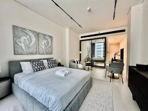 Artful Canal Escape With Jacuzzi And City Views!