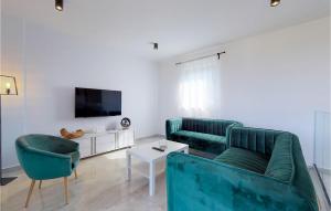 3 Bedroom Beautiful Apartment In Drenje 