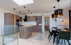 3 Bedroom Beautiful Apartment In Drenje 