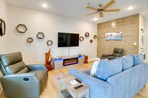 4 Mi to Rockport Beach Park Home with Resort Perks - 4hvězdičkové hotely ve městě Rockport