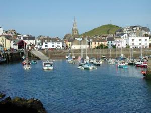 Puffins Nest, close to Tunnels Beach & Harbour with Parking