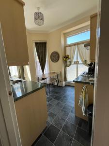 Puffins Nest, close to Tunnels Beach & Harbour with Parking