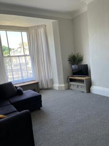 Puffins Nest, close to Tunnels Beach & Harbour with Parking