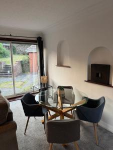 4 BDR House By Eason Stays Short Lets Warwickshire