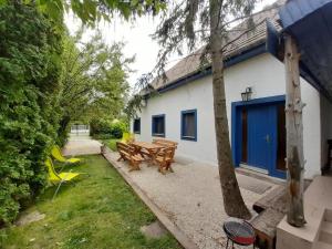 Balaton wave lakehouse