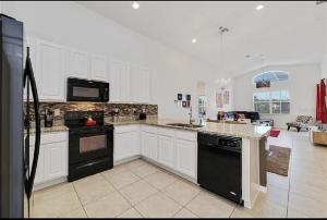 Luxury Family Villa With Pool & Bbq Near Disney!
