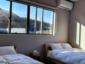 wag ur day - Spacious Villa Sleeps 10 Pet-Friendly dogs and cats Up to 7 Huge Private Dog Run